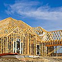 Les maisons construites avec une ossature en bois permettent de respecter l’environnement ! En effet, chaque matériau émet de la pollution, mais le bois, matériau naturel, n’en émet pas ! Ecologique et économique…