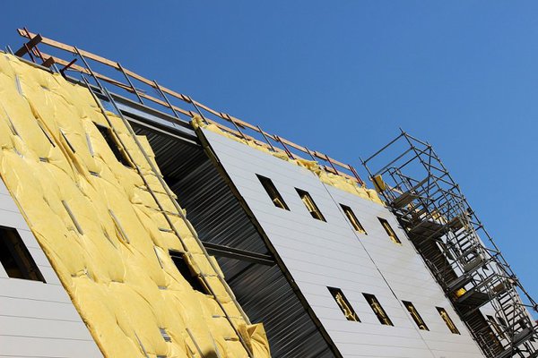 La plupart des travaux sont réalisés par les propriétaires eux-mêmes ! Même si cela semble être une entreprise pharamineuse, au final, votre facture d’électricité vous remerciera.