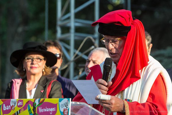 Le Grand maître de la Commanderie des Costes du Rhône donne le coup d’envoi au Ban des Vendanges à travers différentes langues, d’après un texte rédigé en provençal.