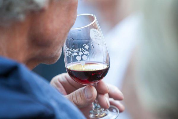 Les grandes cuvées 2015 seront proposées à la vente. Un verre ne vous coûtera que 2,50 euros. Une bouteille d’exception vous sera proposée à 9 euros.