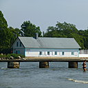 Autre maison suédoise revisitée en café typique. Inversion de couleurs pour laisser place à des encadrements bleus ciel, et à un bois blanc. Air marin garanti !