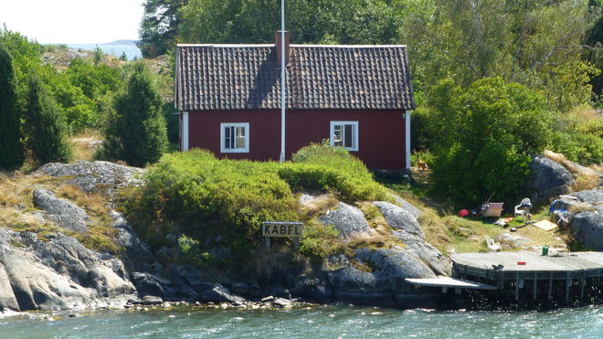 Une maison rouge en bord de mer, quelques rochers au cœur d’un archipel... un voyage suédois qui donne simplement envie de s’immerger dans cette culture traditionnelle.