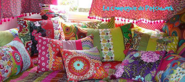 Un bon canapé rempli de coussins pour une ambiance Bohème.