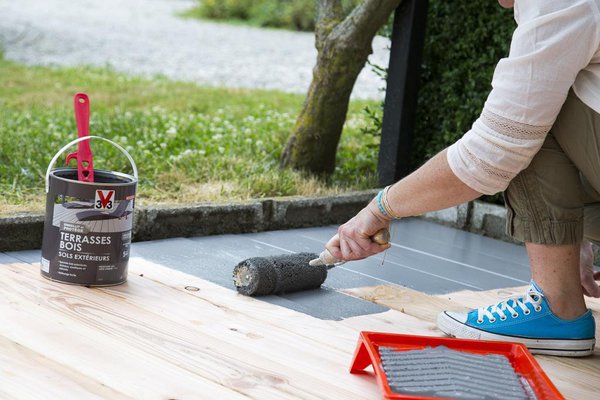 Etape 6 : puis, passez le rouleau en couches croisées et régulières en évitant les surépaisseurs en travaillant sur des zones d’environ 2 mètres carrés. Laissez sécher cette première couche environ 8 heures.