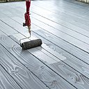 Etape 7 : passez une seconde couche de peinture en peignant à nouveau les bords des lames de votre terrasse à l’aide d’un pinceau. Repassez le rouleau en couches croisées et régulières en évitant les surépaisseurs sur les mêmes zones d’environ 2 mètres carrés. Laissez sécher votre nouvelle terrasse pendant 24 heures avant de pouvoir marcher dessus.