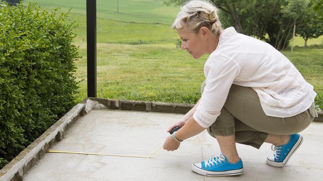 Etape 4 : mesurez le sol afin d’y repérer vos motifs au crayon de menuisier.