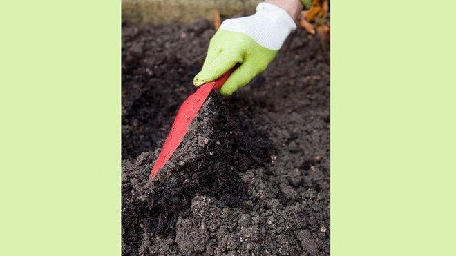 Etape 2 : mélangez ensuite la terre jardinière au terreau et à l’amendement (environ 50%  de terre jardinière, 30%  de terreau, 20% d’amendement).