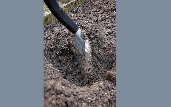 Etape 3 : cassez le fond du trou à l’aide d’une pelle pour que les racines du rosier puissent s’y installer.