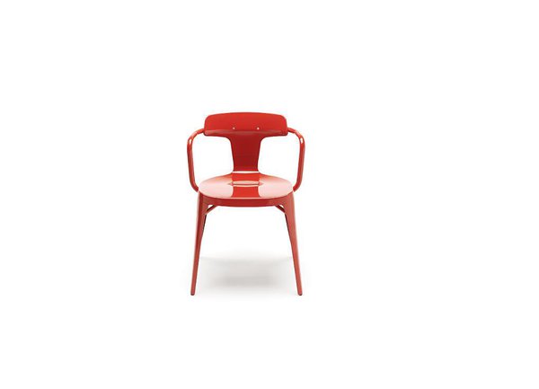 Version arrondie de la chaise A Tolix. Plus petite, mais d’un rouge flamboyant,  cette chaise de bureau se mariera à la perfection avec le bureau assorti.