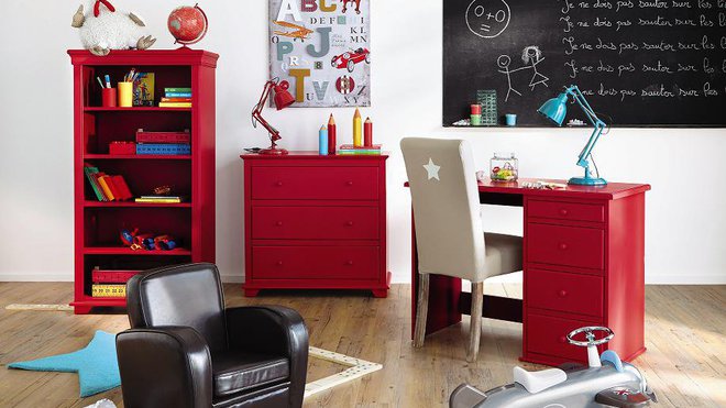 Ambiance cosy pour cet ensemble de mobilier couleur rouge pompier pour enfants. Idéal pour une atmosphère détente et authentique avec ces meubles en bois à tiroirs, chez Maisons du Monde.