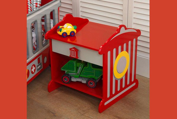 Chevet rouge pompier chez Delamaison. Sa petite taille permet d’être casé absolument partout. Convient parfaitement aux chambres d’enfants pour une décoration à leur image.