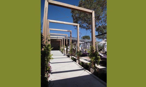 En devenir, une treille fleurie mêlera bientôt roses et vignes dans l’allée qui réunit le pool house et le restaurant.