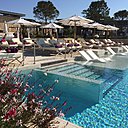 La piscine XXL offre 75 lits de repos, dont certains immergés pour un bain de soleil aquatique. La piscine XXL offre 75 lits de repos, dont certains immergés pour un bain de soleil aquatique.