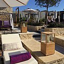 Des murets en pierre locale sculptent et rythment les zones de repos. Ils façonnent aussi les circulations. Des murets en pierre locale sculptent et rythment les zones de repos. Ils façonnent aussi les circulations.