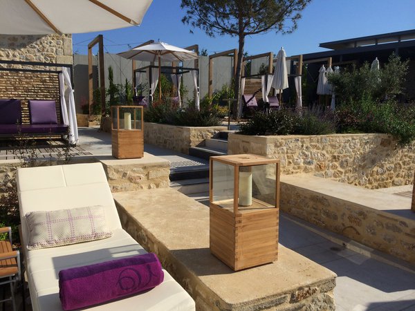 Des murets en pierre locale sculptent et rythment les zones de repos. Ils façonnent aussi les circulations.