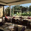 Effet « dedans-dehors » à l’heure des repas avec des banquettes confortables et du mobilier en corde tressée. Effet « dedans-dehors » à l’heure des repas avec des banquettes confortables et du mobilier en corde tressée.