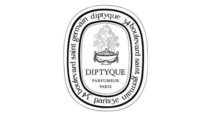 Depuis 1961, les produits Diptyque se reconnaissent grâce à l'emblématique étiquette ovale, noire et blanche, touts simplement.