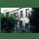 Ouvertures exiguës et pièces cloisonnées ne permettaient pas à la lumière de pénétrer à l’intérieur de la maison.