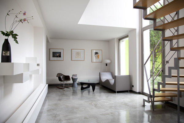 Côté jardin, le salon s’ouvre sur l’arrière de la maison. Les ouvertures extérieures ont été épurées au maximum, avec des menuiseries en aluminium conçues en ouvrant caché.