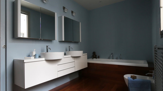 La salle de bains bénéficie de la lumière naturelle et du soleil le matin. Le sol est recouvert d’un parquet en Merbau imputrescible. Le meuble vasque suspendu facilite le nettoyage. Incrusté dans le tablier de la baignoire, une trappe permet l’accès à un rangement pour les produits ménagers. La salle de bains bénéficie de la lumière naturelle et du soleil le matin. Le sol est recouvert d’un parquet en Merbau imputrescible. Le meuble vasque suspendu facilite le nettoyage. Incrusté dans le tablier de la baignoire, une trappe permet l’accès à un rangement pour les produits ménagers.