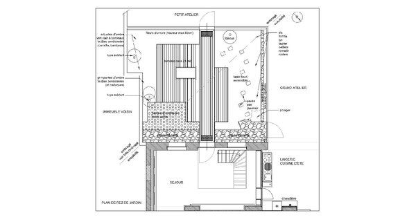 Au rez-de-jardin, le séjour et salon communique avec l’extérieur et se prolonge avec une grande terrasse en bois de 21 m² entourée de végétation persistante et de fleurs qui apprécient l’ombre. Aux abords de la maison, les pavés existants ont été conservés. Le jardin est encadré par deux dépendances qui ferment le terrain.