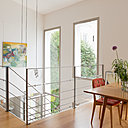 Une grande trémie de 9 m² ouverte entre le rez-de-chaussée et le rez-de-jardin réunit les espaces de réception qu’elle baigne de lumière.