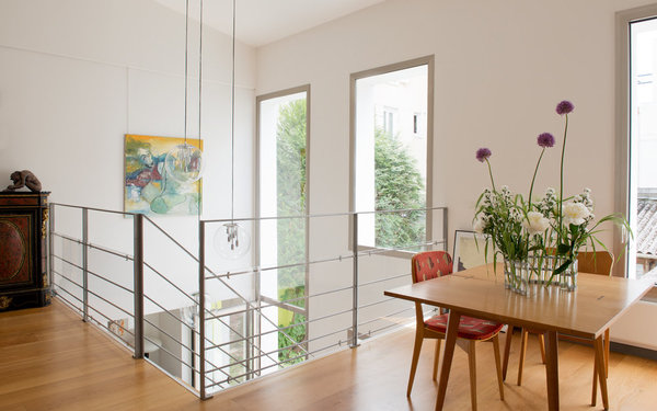 Une grande trémie de 9 m² ouverte entre le rez-de-chaussée et le rez-de-jardin réunit les espaces de réception qu’elle baigne de lumière.