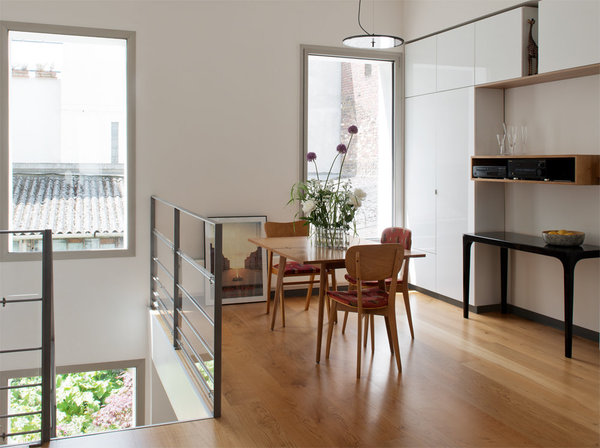 La salle à manger surplombe le salon.