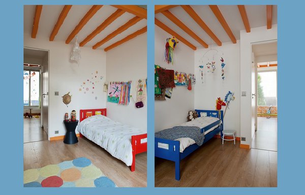 Les deux chambres d’enfants  sont reliées à une mezzanine communicante qui constitue « une maison dans la maison ». La poutraison mise en couleur anime l’espace.