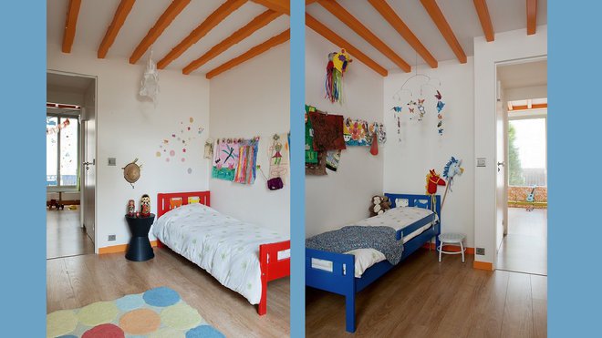 Les deux chambres d’enfants
sont reliées à une mezzanine communicante qui constitue « une maison dans la maison ». La poutraison mise en couleur anime l’espace. Les deux chambres d’enfants
sont reliées à une mezzanine communicante qui constitue « une maison dans la maison ». La poutraison mise en couleur anime l’espace.