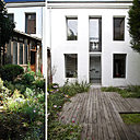 Le jardin en contrebas est une réelle surprise pour le visiteur, car totalement caché de la vue depuis la rue. Il dévoile également des dépendances, des anciens ateliers en bois qui rappellent l’authenticité du quartier, tout en apportant le charme d’un esprit «maison de campagne. Les ateliers attenants et existants, autrefois loués à des artisans ont été conservés dans leur jus.