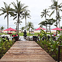 A l’extérieur, les plantations isolent les différentes zones pour favoriser l’intimité.