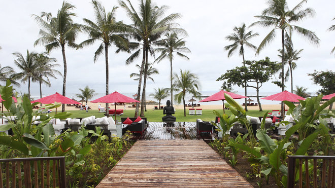 A l’extérieur, les plantations isolent les différentes zones pour favoriser l’intimité.