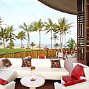 Le bar, comme le restaurant, offre un espace extérieur. Ici on retrouve l’esprit des rizières avec un champ d’herbes de citronnelle derrière des rambardes en bambou.