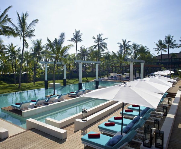 Une grande ombrière en Batyline qui laisse passer la lumière met protège efficacement des rayons du soleil rend l’endroit agréable pour tous.