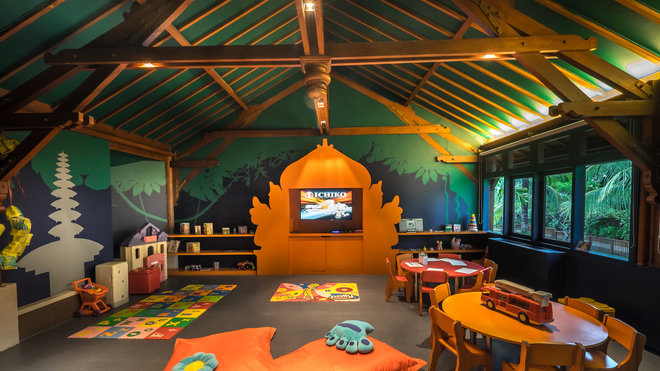 Dans les espaces réservés aux enfants, les peintures murales stylisées rendent hommage à la végétation luxuriante du site.