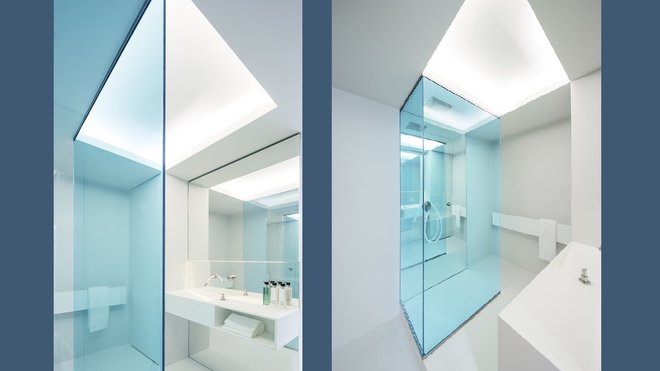 Dans la salle de bains, le bleu aquatique de la cabine de douche vitrée joue avec la « lumière masse » du plafond. Les effets de transparence agrandissent l’espace.