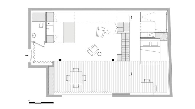 Plan : l’espace ouvert est éclairé par une façade et un plafond vitré. La chambre, cachée derrière une zone de rangement,  peut être totalement occultée par des panneaux coulissants.