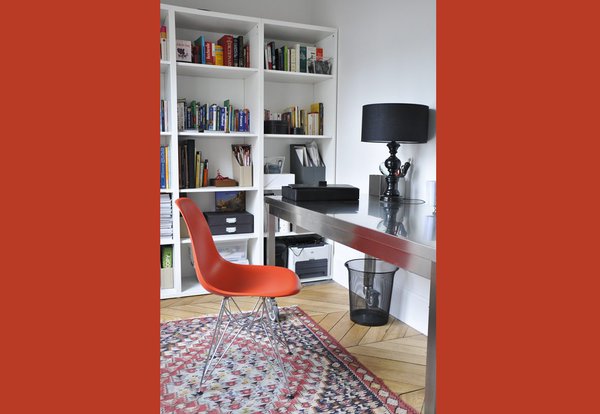Dans le bureau, une bibliothèque provenant d’Ikea cohabite avec une table en acier inoxydable acheté à San Francisco. Le tapis, un kilim, ancien cadeau est associé à un siège de Ray &amp;amp;amp;amp;amp;amp;amp;amp;amp;amp;amp;amp;amp; Charles Eames (modèle Eames Plastic Side Chair), créé en 1950, une réédition commercialisée par Vitra.