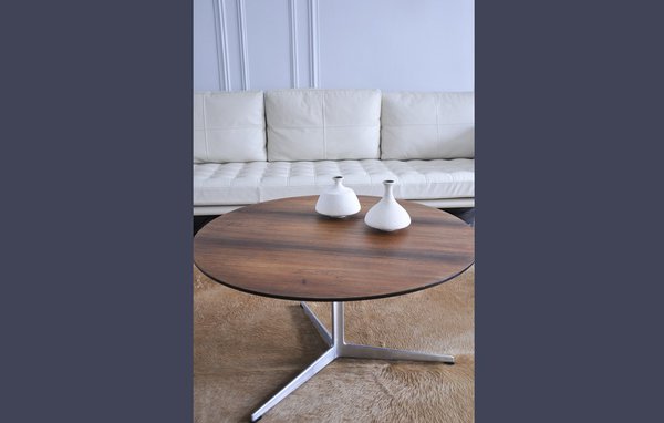 Les lignes strictes du canapé (modèle 243 Volage, en cuir) dessiné par Philippe Starck pour Cassina sont adoucies par les rondeurs de la table et des vases de style années 1950.