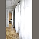 Dans la pièce à vivre, des rideaux en toile de lin immaculée (Charvet Editions) filtrent la lumière en toute simplicité.