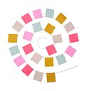 Guirlande inspirée des drapeaux de prières des régions de l’Himalaya. Mushkane x Laurette. 16,50 €.