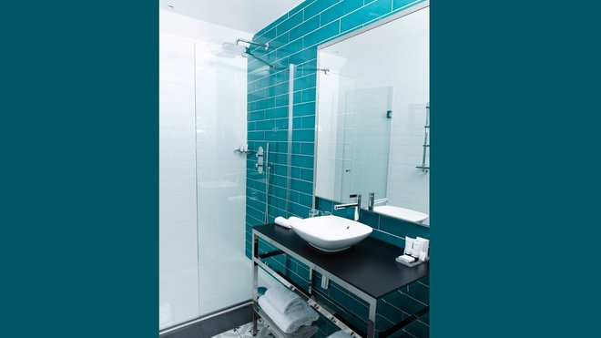 Des produits de soin Nuxe attendent les visiteurs dans les salles de bains.