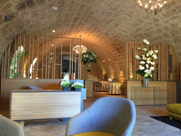 Le comptoir d'accueil et les paravents créés par Christine Goris.