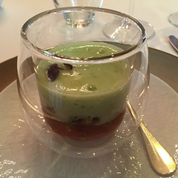 La mise en bouche, tartare de tomate, espuma concombre.
