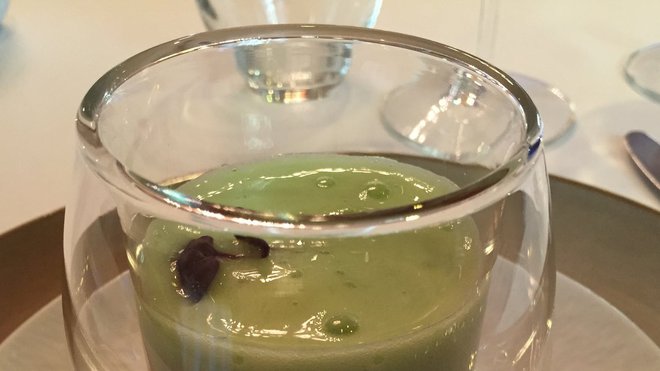 La mise en bouche, tartare de tomate, espuma concombre.