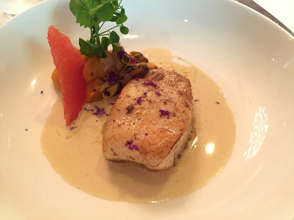 Cuisson parfaite pour le turbot poêlé, entouré d’une sublime sauce crémeuse aux coquillages.