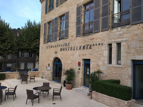 La façade de l'établissement datant du XVIIème, accueillant à la fois le restaurant gastronomique et une hôtellerie raffinée de 7 chambres uniquement.