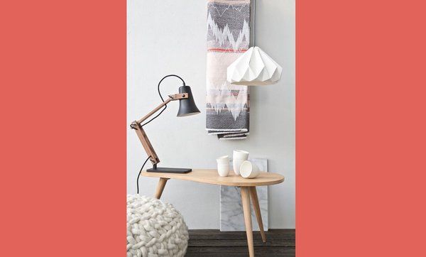 Chic et aérien, un abat-jour en papier plissé façon origami. H 30 x diamètre 48 cm 200 €. Lampe Signature. Snowpuppe.