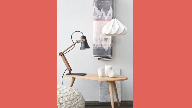 Chic et aérien, un abat-jour en papier plissé façon origami. H 30 x diamètre 48 cm 200 €. Lampe Signature. Snowpuppe.